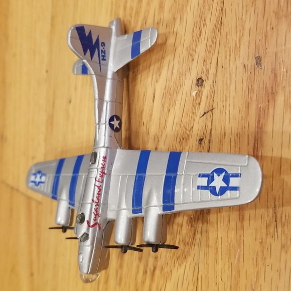 Maisto B-17G Flying Fortress Sugarland Express - Picture 4 of 11